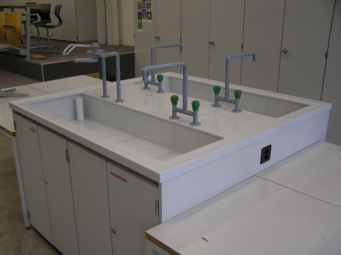 Spültisch aus Kunststoff für Schule