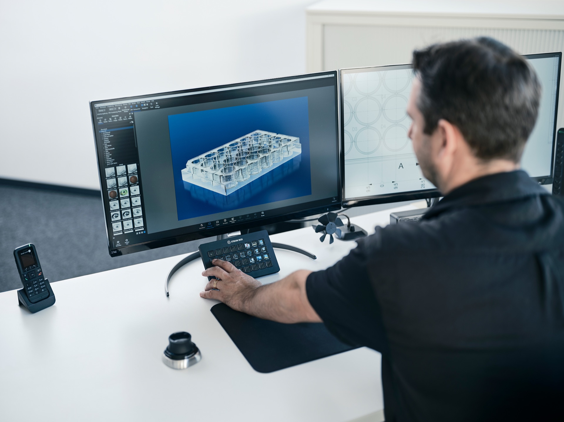 Concepteur de moules examinant le modèle 3D d'une pièce injectée à côté du plan de la pièce