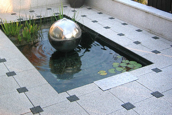 Bassin formel avec fontaine à sphère en acier inoxydable et nénuphars