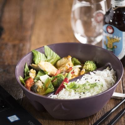 Curry with rice and vegetables in a reusable bowl