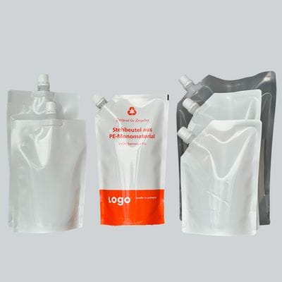 Three stand-up pouches with spouts, one labelled «Stehbeutel aus PE-Monomaterial» (stand-up pouch made of PE mono-material)
