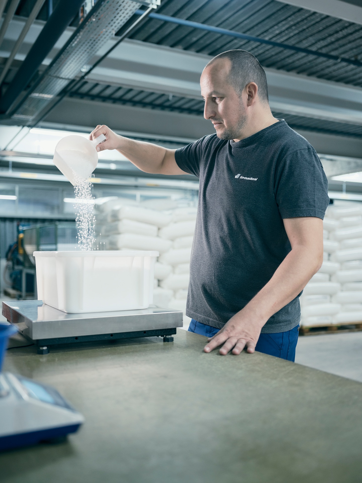 Weighing plastic granulate – raw material for plastic production at Semadeni