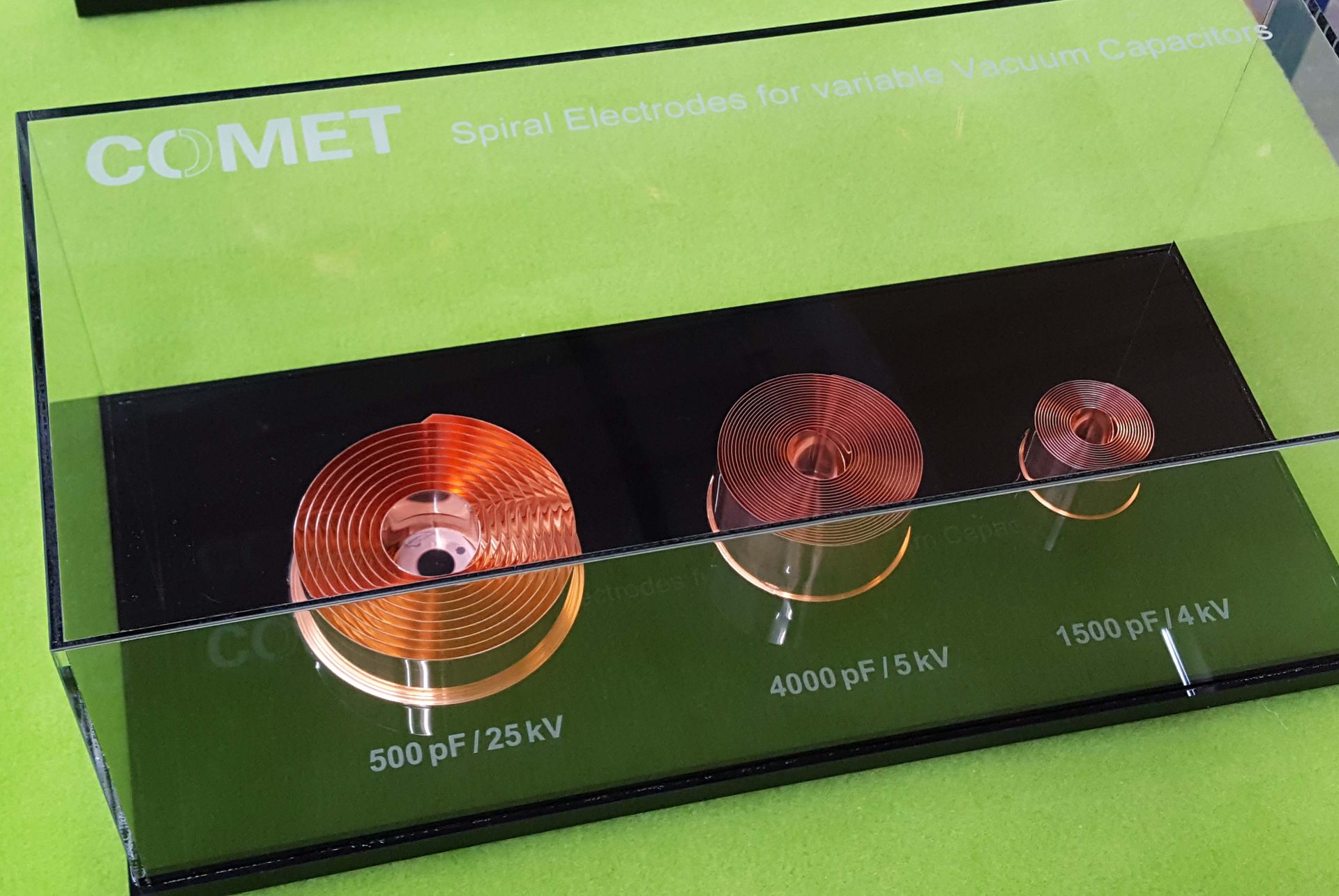 Luftdichte Abdeckhaube über drei Kupfer-Spiral-Elektroden mit Angabe der Kapazitätswerte