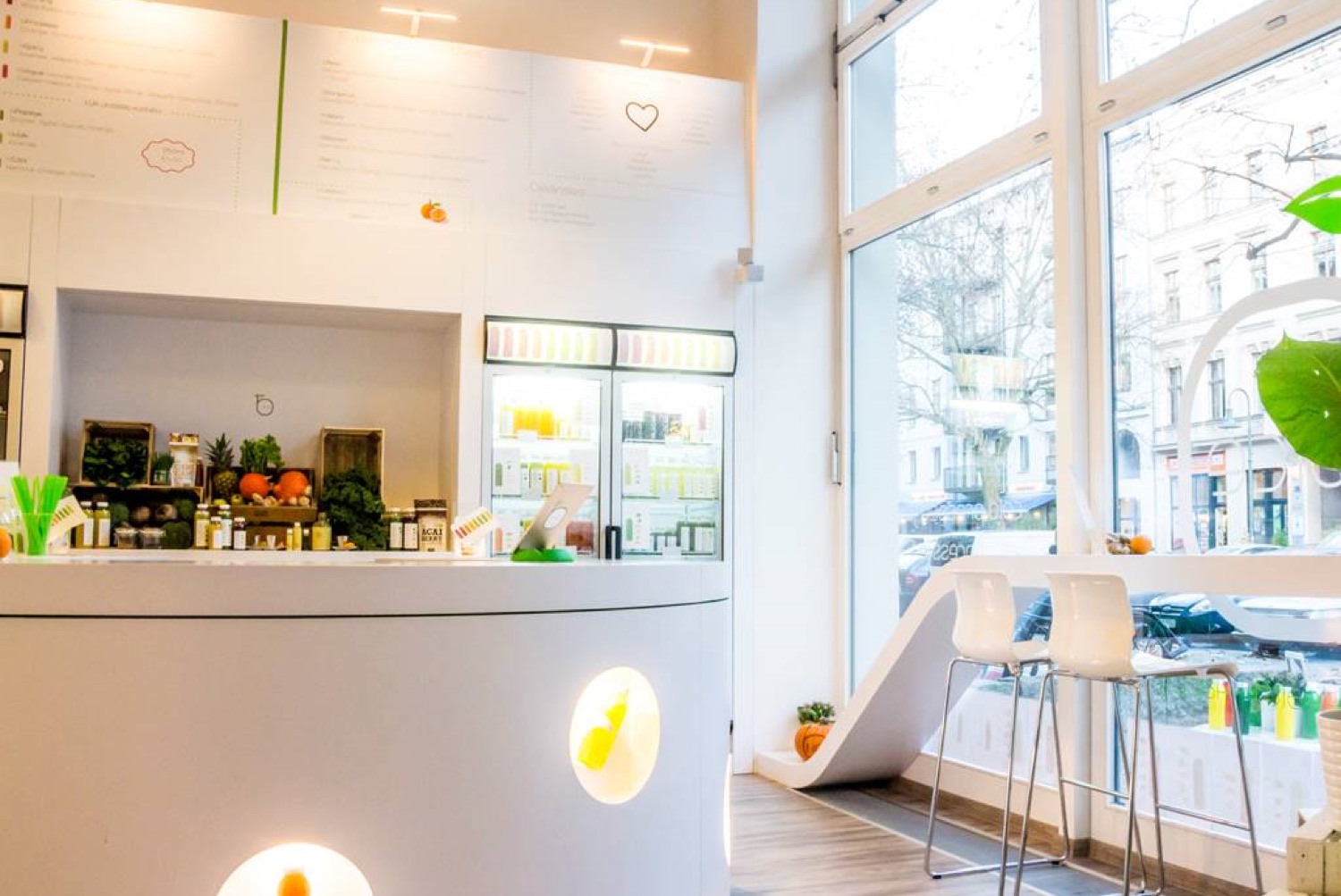 Espace de vente bJuice avec comptoir et flacons de jus réfrigérés