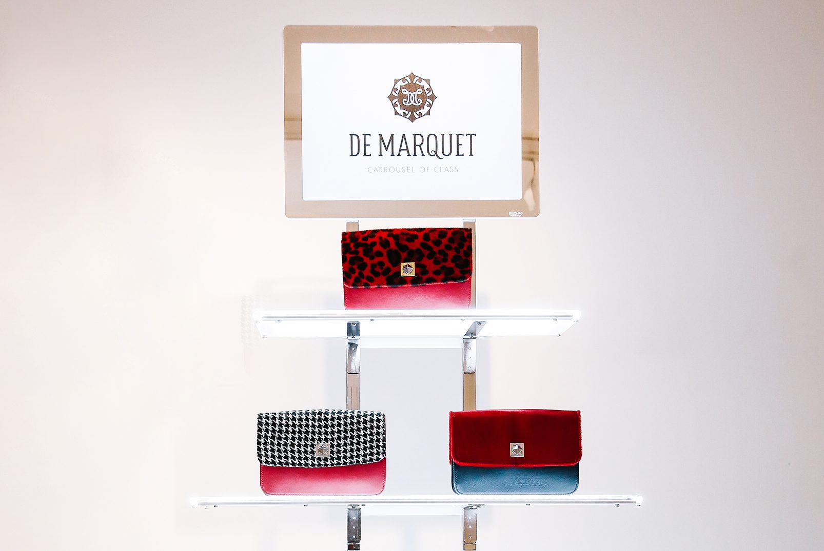 Beleuchtetes modulares Display mit De-Marquet-Taschen auf transparenten Ablagen