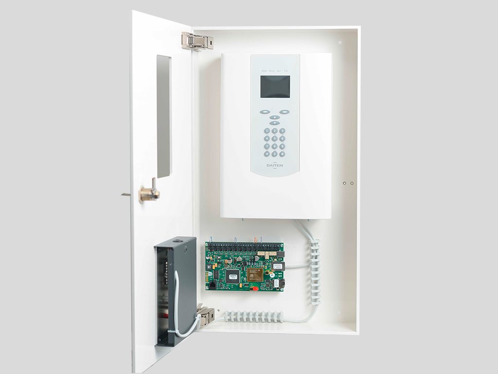 Dasselbe Gehäuse geöffnet, mit sichtbarer Elektronik der Übermittlungsbox