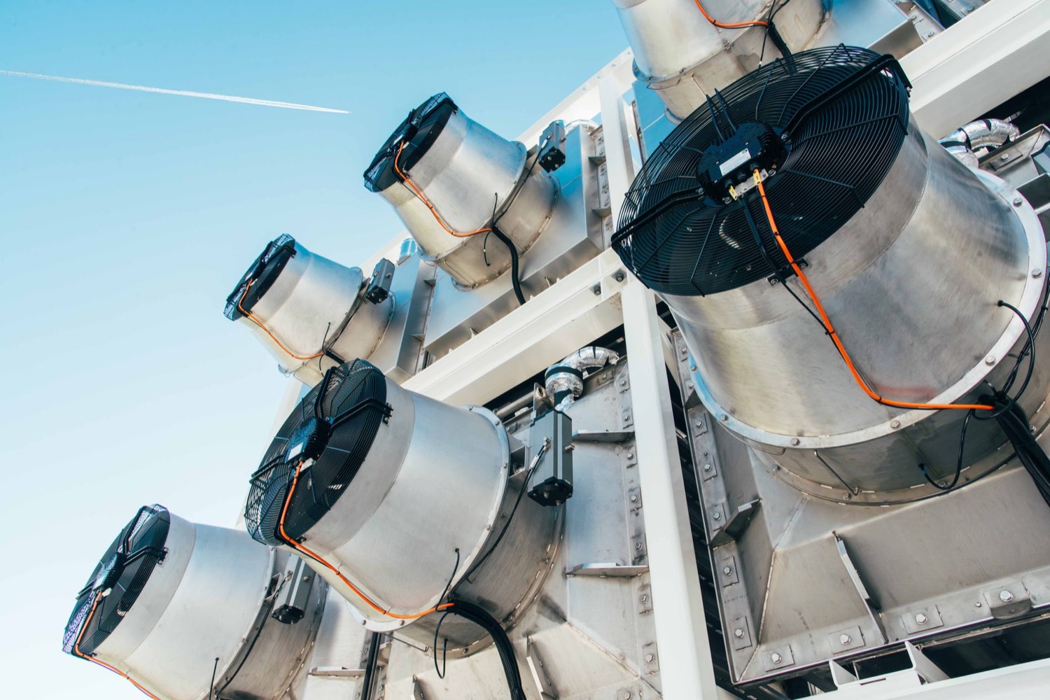 CO₂-Kollektoren der Climeworks-Anlage in Nahaufnahme vor blauem Himmel