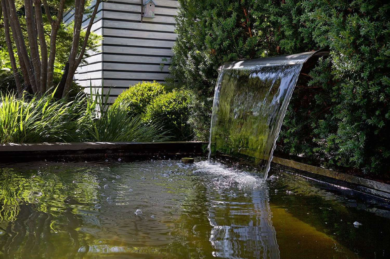 Water cascade between the two basins, surrounded by planting