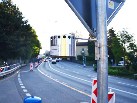 Wetterschutzhaube mit Passivsammlern an einem Mast entlang einer Strasse